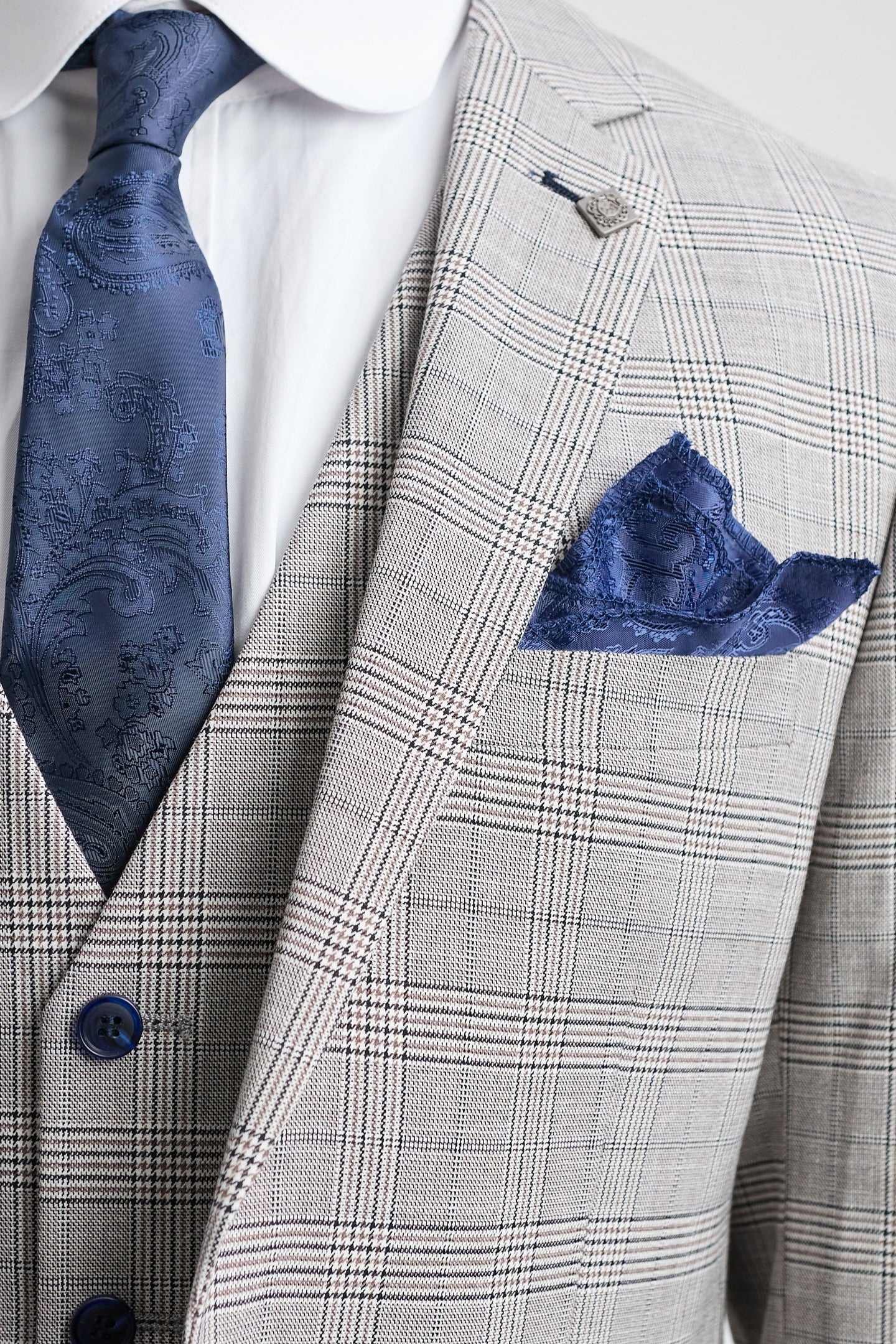 Terno masculino Hugo cinza claro de 3 peças com estampa xadrez azul marinho e detalhes em veludo.