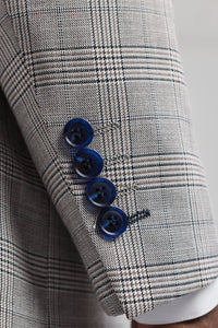 Terno masculino Hugo cinza claro de 3 peças com estampa xadrez azul marinho e detalhes em veludo.