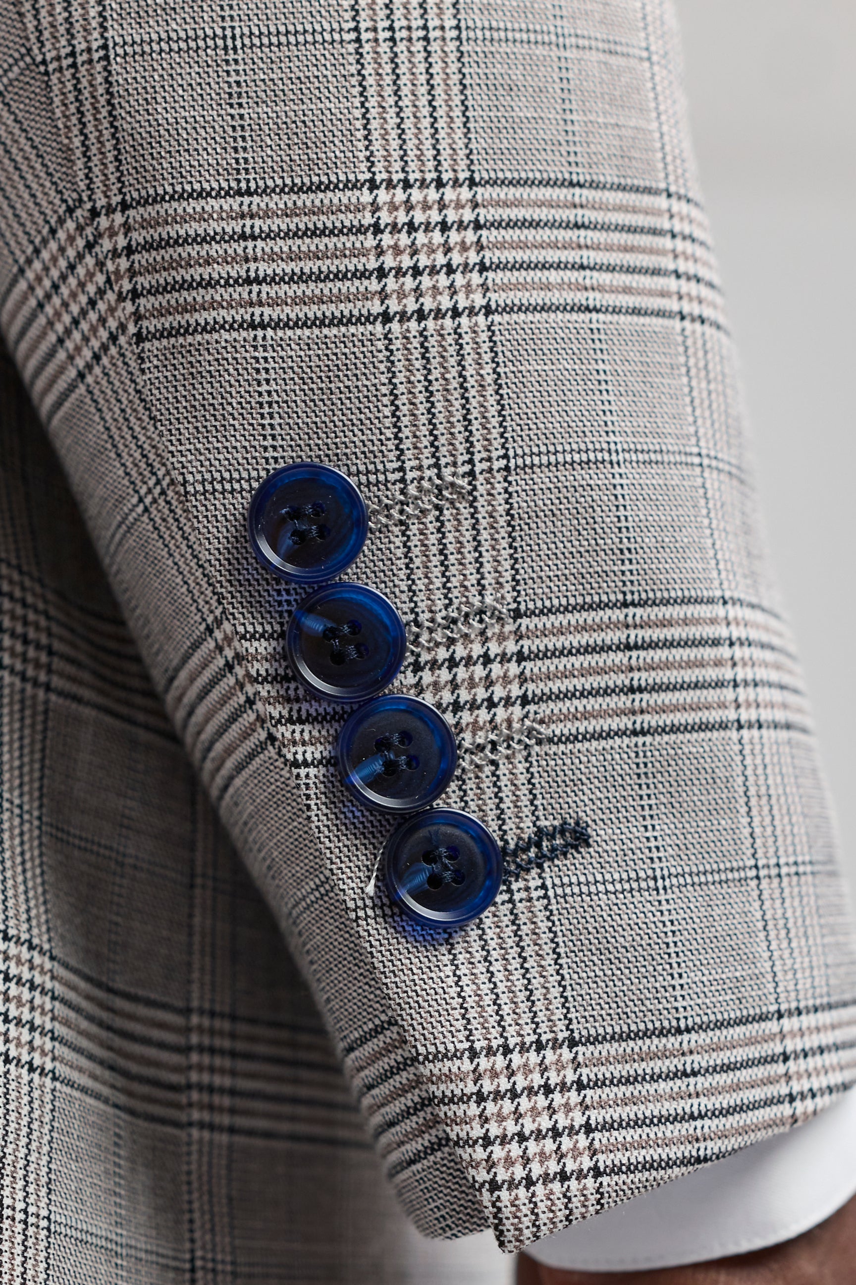 Terno masculino Hugo cinza claro de 3 peças com estampa xadrez azul marinho e detalhes em veludo.