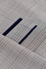Terno masculino Hugo cinza claro de 3 peças com estampa xadrez azul marinho e detalhes em veludo.