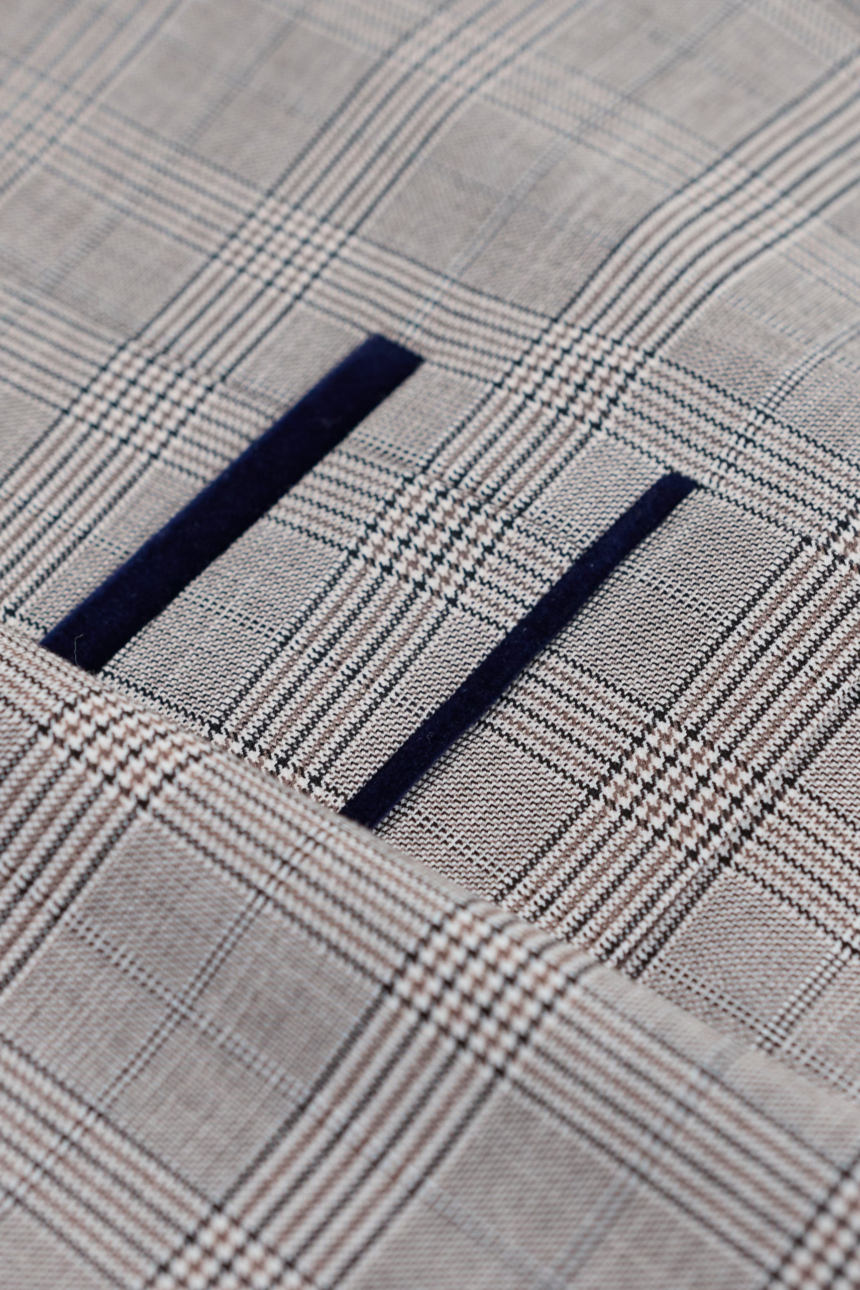 Terno masculino Hugo cinza claro de 3 peças com estampa xadrez azul marinho e detalhes em veludo.