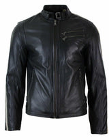 Jaqueta masculina de couro legítimo, corte slim, estilo motociclista, com listras nas mangas e fechamento em zíper.