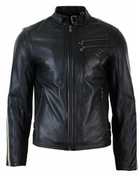 Jaqueta masculina de couro legítimo, corte slim, estilo motociclista, com listras nas mangas e fechamento em zíper.