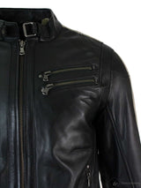 Jaqueta masculina de couro legítimo, corte slim, estilo motociclista, com listras nas mangas e fechamento em zíper.
