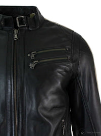 Jaqueta masculina de couro legítimo, corte slim, estilo motociclista, com listras nas mangas e fechamento em zíper.