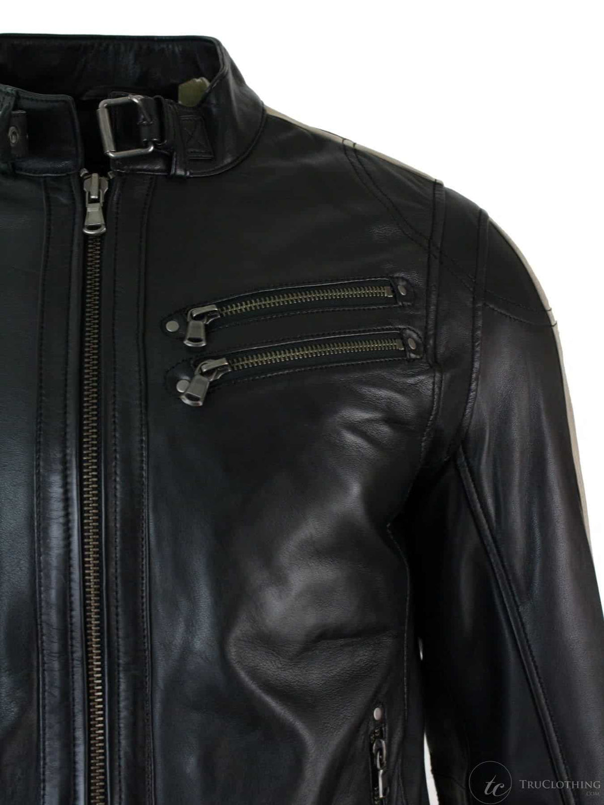 Jaqueta masculina de couro legítimo, corte slim, estilo motociclista, com listras nas mangas e fechamento em zíper.