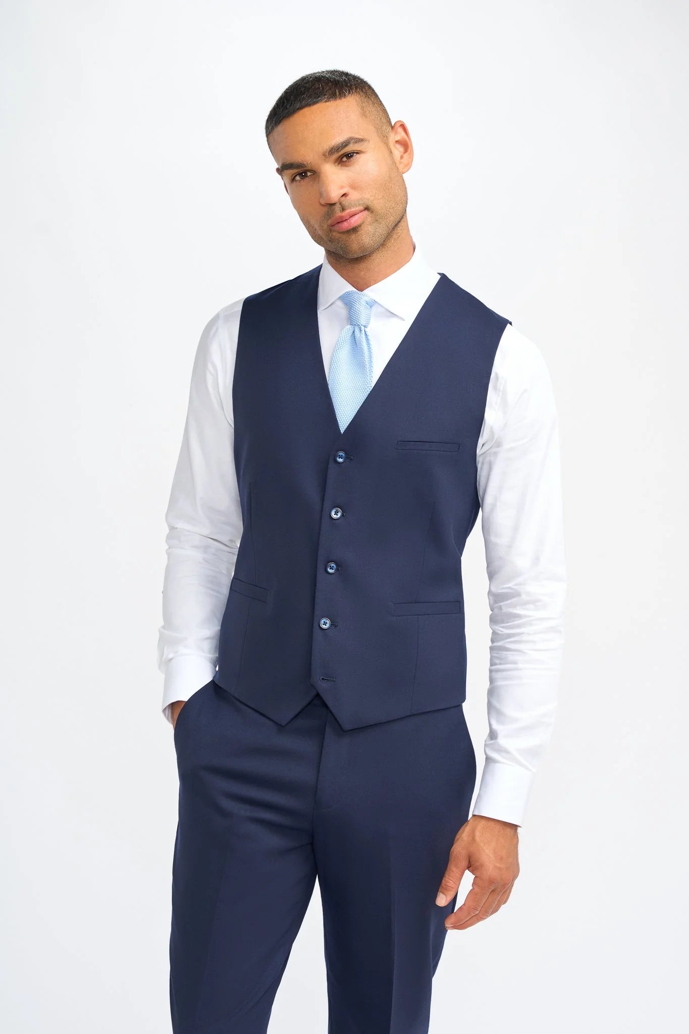 James - Terno masculino azul-marinho de 3 peças em lã com corte sob medida.