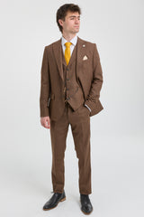 Terno masculino James de 3 peças, marrom liso, com corte clássico.