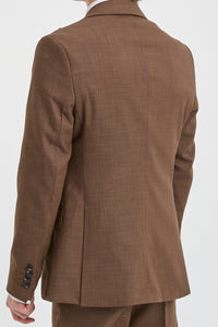 Terno masculino James de 3 peças, marrom liso, com corte clássico.