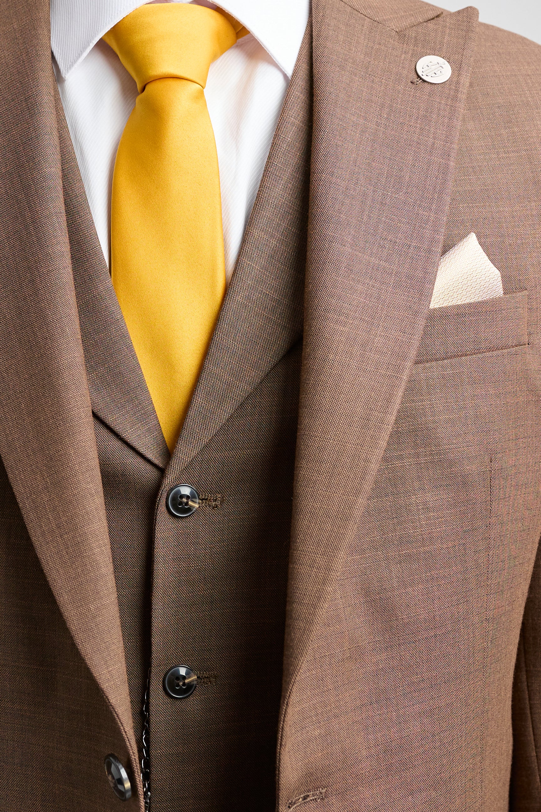 Terno masculino James de 3 peças, marrom liso, com corte clássico.