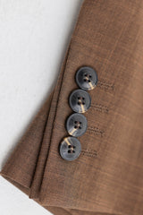 Terno masculino James de 3 peças, marrom liso, com corte clássico.