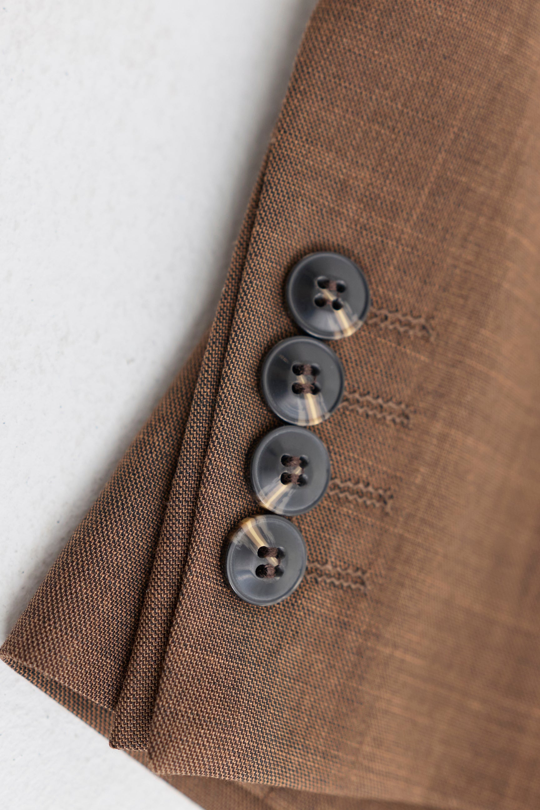 Terno masculino James de 3 peças, marrom liso, com corte clássico.