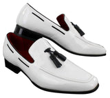Mocassins masculinos de couro envernizado brilhante com borla, estilo casual elegante.