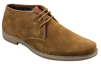 Bota Chelsea de cano baixo em camurça Elong K16 para homem, com cadarço, modelo Chukka Dessert, interior em couro cor camelo.