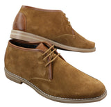 Bota Chelsea de cano baixo em camurça Elong K16 para homem, com cadarço, modelo Chukka Dessert, interior em couro cor camelo.