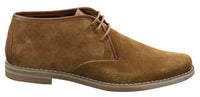 Bota Chelsea de cano baixo em camurça Elong K16 para homem, com cadarço, modelo Chukka Dessert, interior em couro cor camelo.