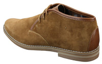 Bota Chelsea de cano baixo em camurça Elong K16 para homem, com cadarço, modelo Chukka Dessert, interior em couro cor camelo.