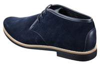 Bota Chelsea de cano baixo em camurça Elong K16 para homem, com cadarço, modelo Chukka Dessert, interior em couro, cor azul marinho.