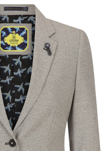Blazer feminino bege em tweed e lã, estilo clássico de caça, vintage anos 1920, retrô.