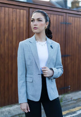Blazer feminino bege em tweed e lã, estilo clássico de caça, vintage anos 1920, retrô.