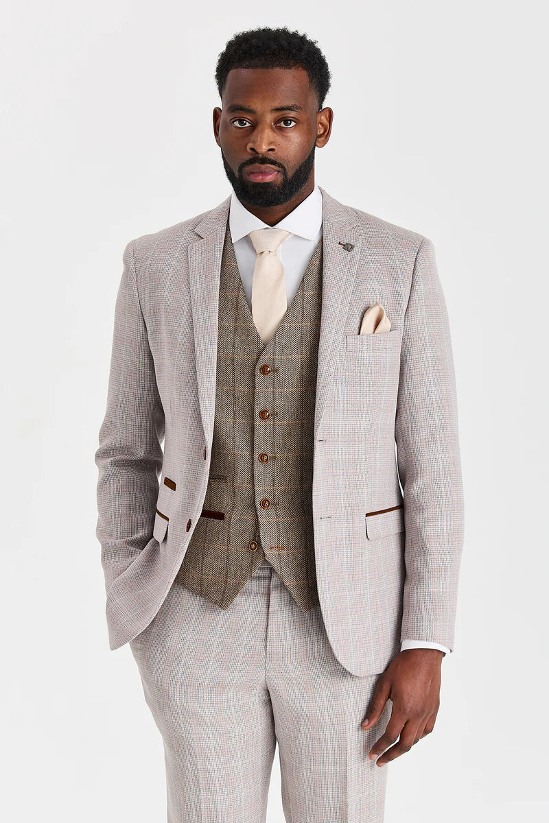 Terno Leo bege com colete contrastante em tweed marrom Harris.