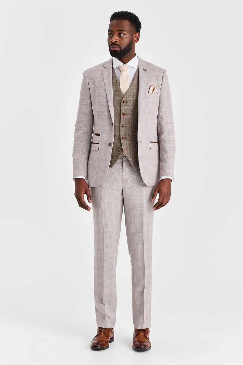 Terno Leo bege com colete contrastante em tweed marrom Harris.