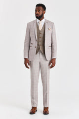 Terno Leo bege com colete contrastante em tweed marrom Harris.