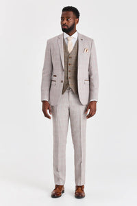 Terno Leo bege com colete contrastante em tweed marrom Harris.