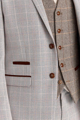 Terno Leo bege com colete contrastante em tweed marrom Harris.