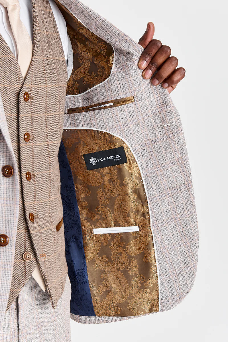 Terno Leo bege com colete contrastante em tweed marrom Harris.