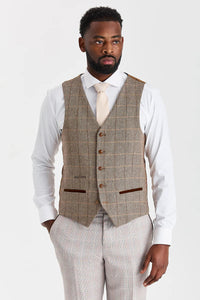 Terno Leo bege com colete contrastante em tweed marrom Harris.