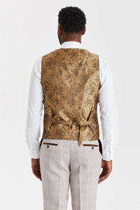 Terno Leo bege com colete contrastante em tweed marrom Harris.