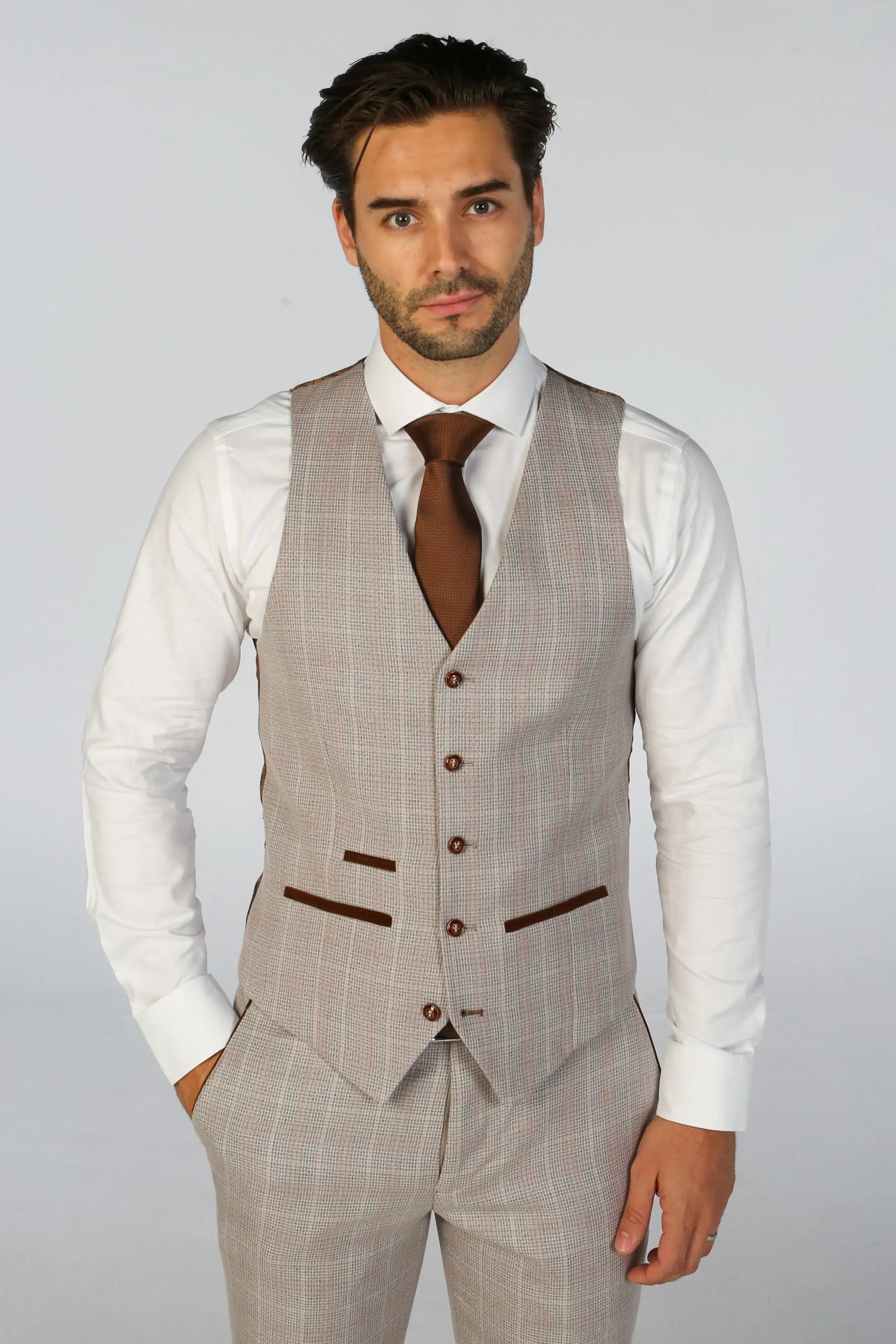 Leo - Terno masculino bege de três peças com estampa xadrez e corte sob medida.