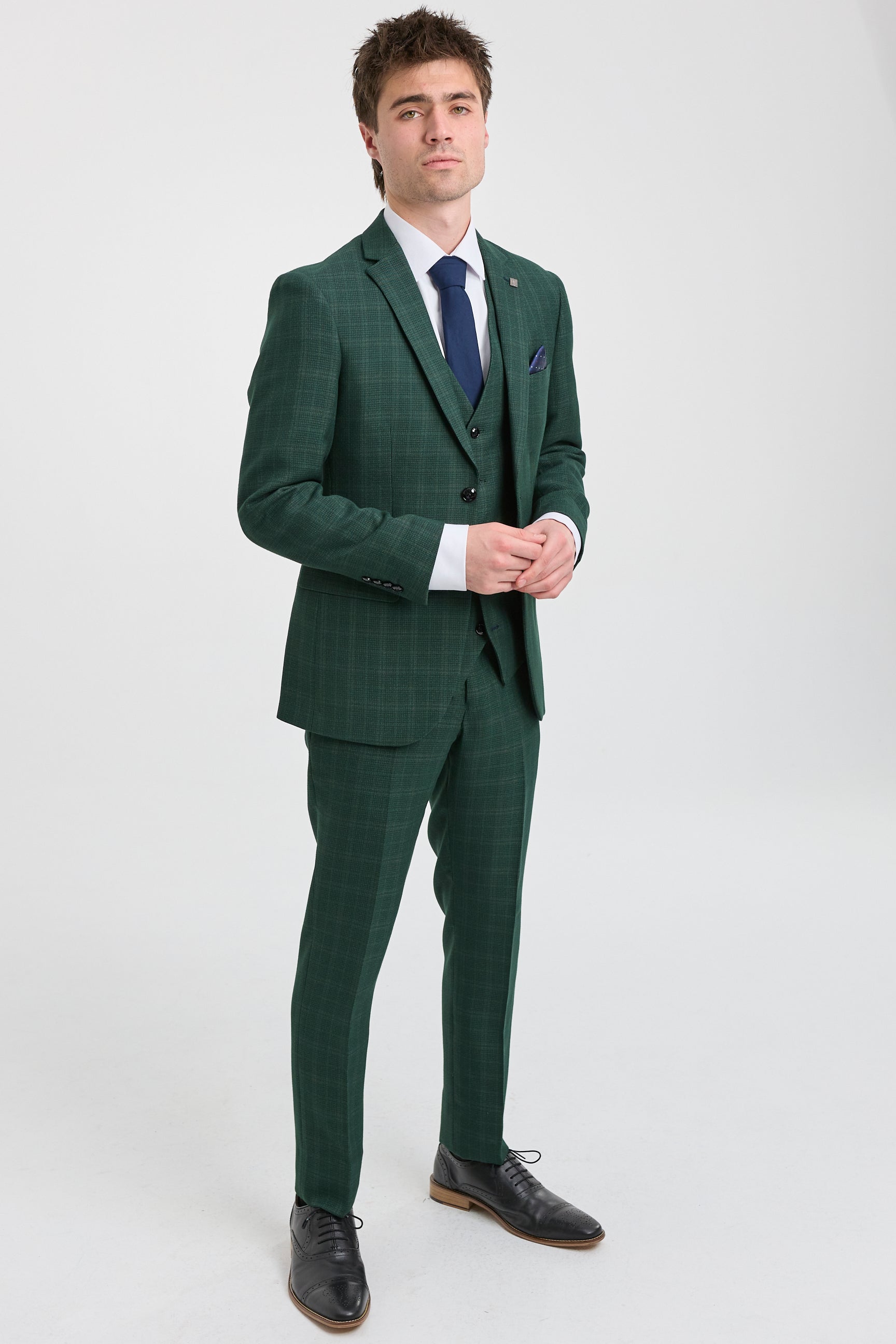 Leo - Terno masculino verde de três peças com estampa xadrez e corte sob medida.