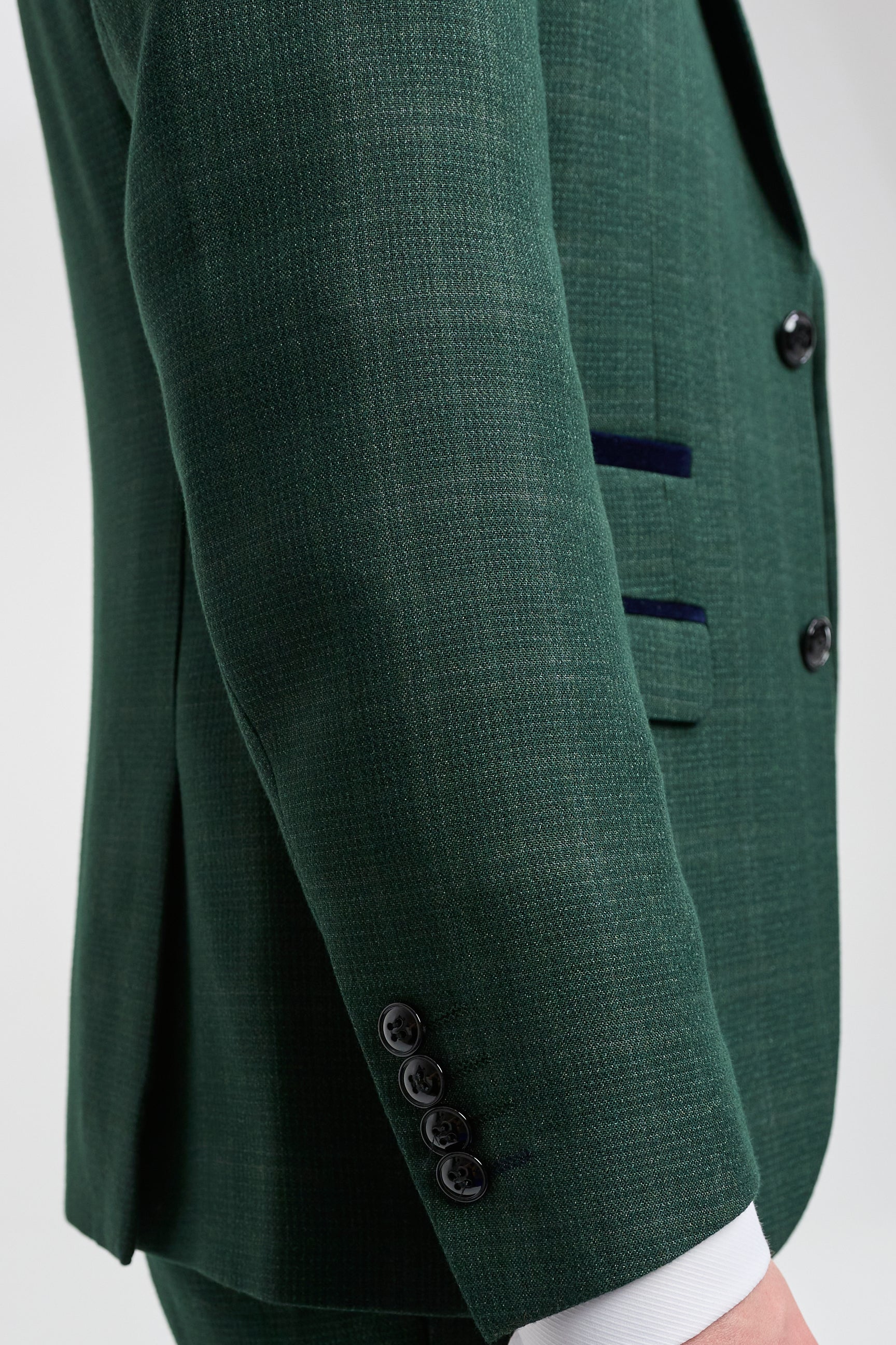 Leo - Terno masculino verde de três peças com estampa xadrez e corte sob medida.