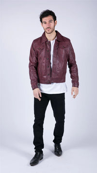 Jaqueta camisa masculina de couro legítimo, cor vinho bordô, estilo retrô jeans, modelo Brando clássico.
