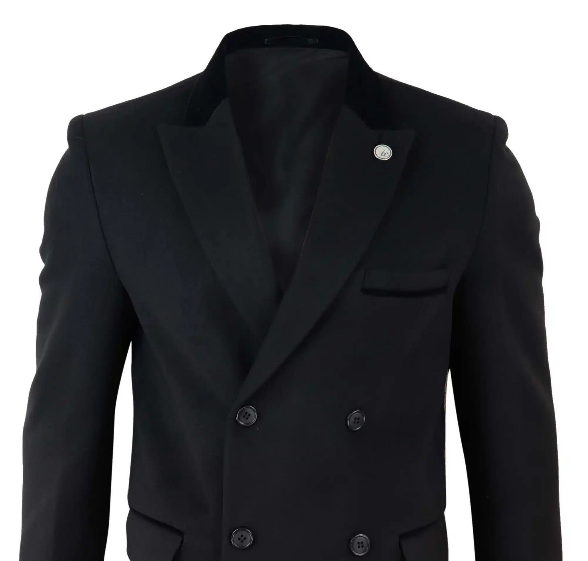 Sobretudo preto masculino de comprimento 3/4 e abotoamento duplo