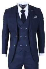 Terno xadrez azul com colete e gravata sobre fundo branco