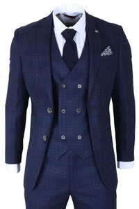 Terno xadrez azul com colete e gravata sobre fundo branco