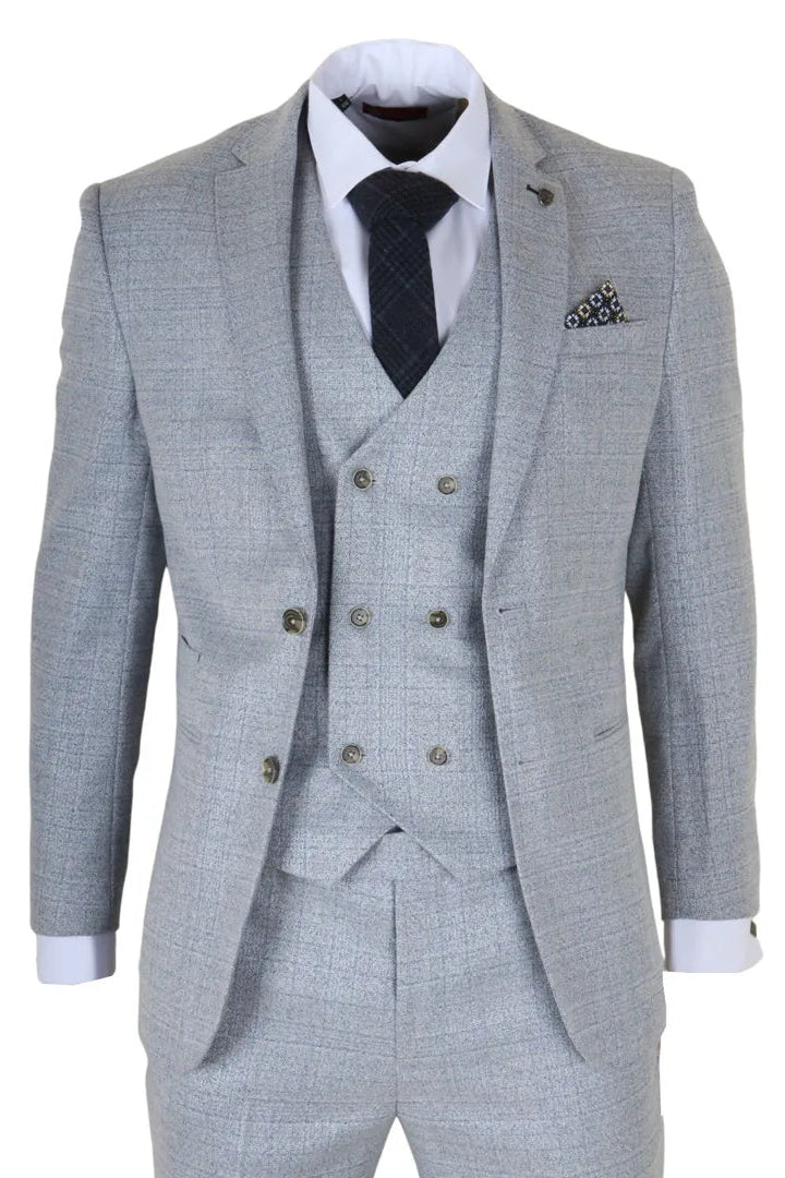 Terno xadrez cinza com camisa branca, gravata preta e lenço de bolso sobre fundo branco.