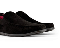 Sapatos masculinos de camurça com bico quadrado, estilo mocassim.