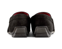 Sapatos masculinos de camurça com bico quadrado, estilo mocassim.
