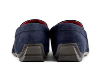 Sapatos masculinos de camurça com bico quadrado, estilo mocassim.
