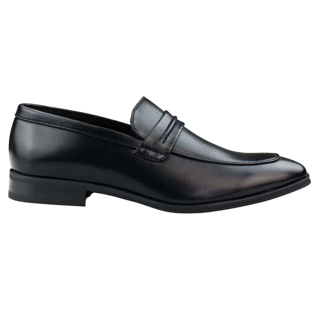 Mocassim masculino preto, modelo loafer, forrado em couro, sem fecho, elegante e formal.