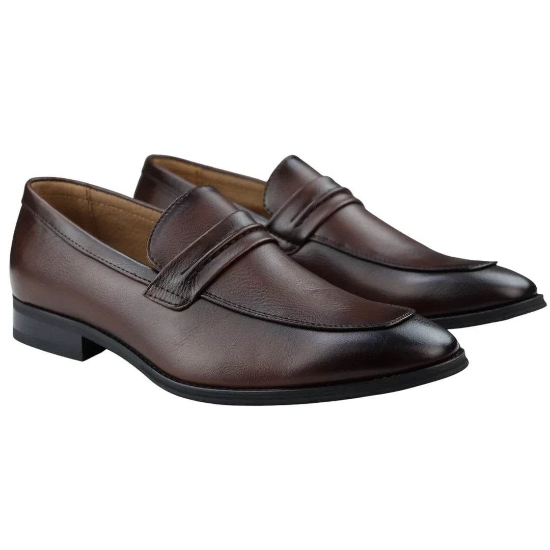Mocassim masculino marrom, modelo loafer, forrado em couro, sem fecho, elegante e formal.