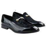 Mocassim masculino de couro preto forrado com veludo, elegante e formal.