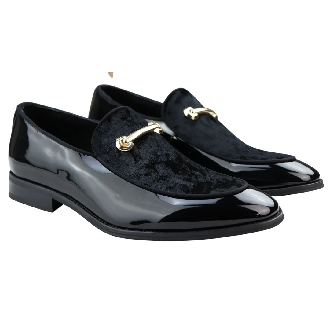 Mocassim masculino de couro preto forrado com veludo, elegante e formal.