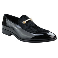 Mocassim masculino de couro preto forrado com veludo, elegante e formal.