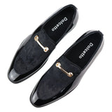 Mocassim masculino de couro preto forrado com veludo, elegante e formal.