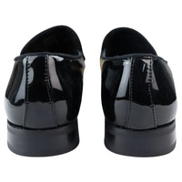 Mocassim masculino de couro preto forrado com veludo, elegante e formal.